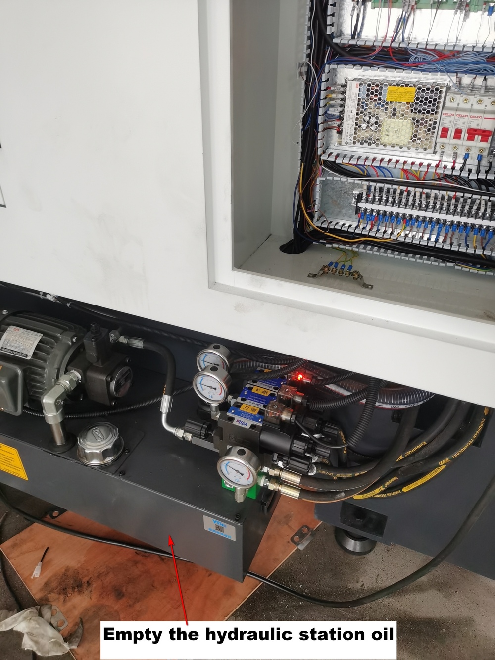 Empty the hydraulic station oil.jpg Empty the hydraulic station oil.jpg